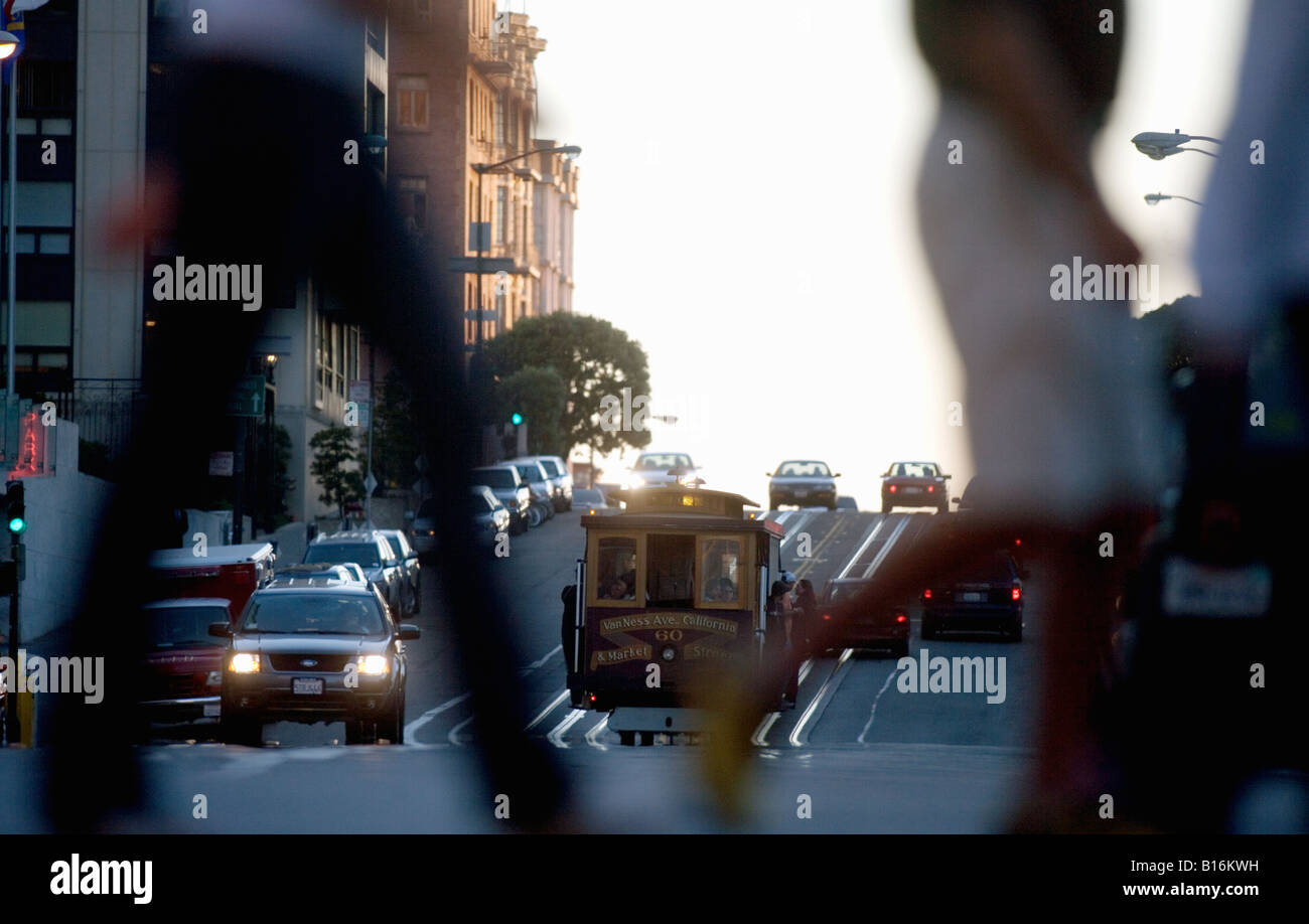 Les piétons marcher devant Télécabine sur Nob Hill à San Francisco en Californie au crépuscule Banque D'Images