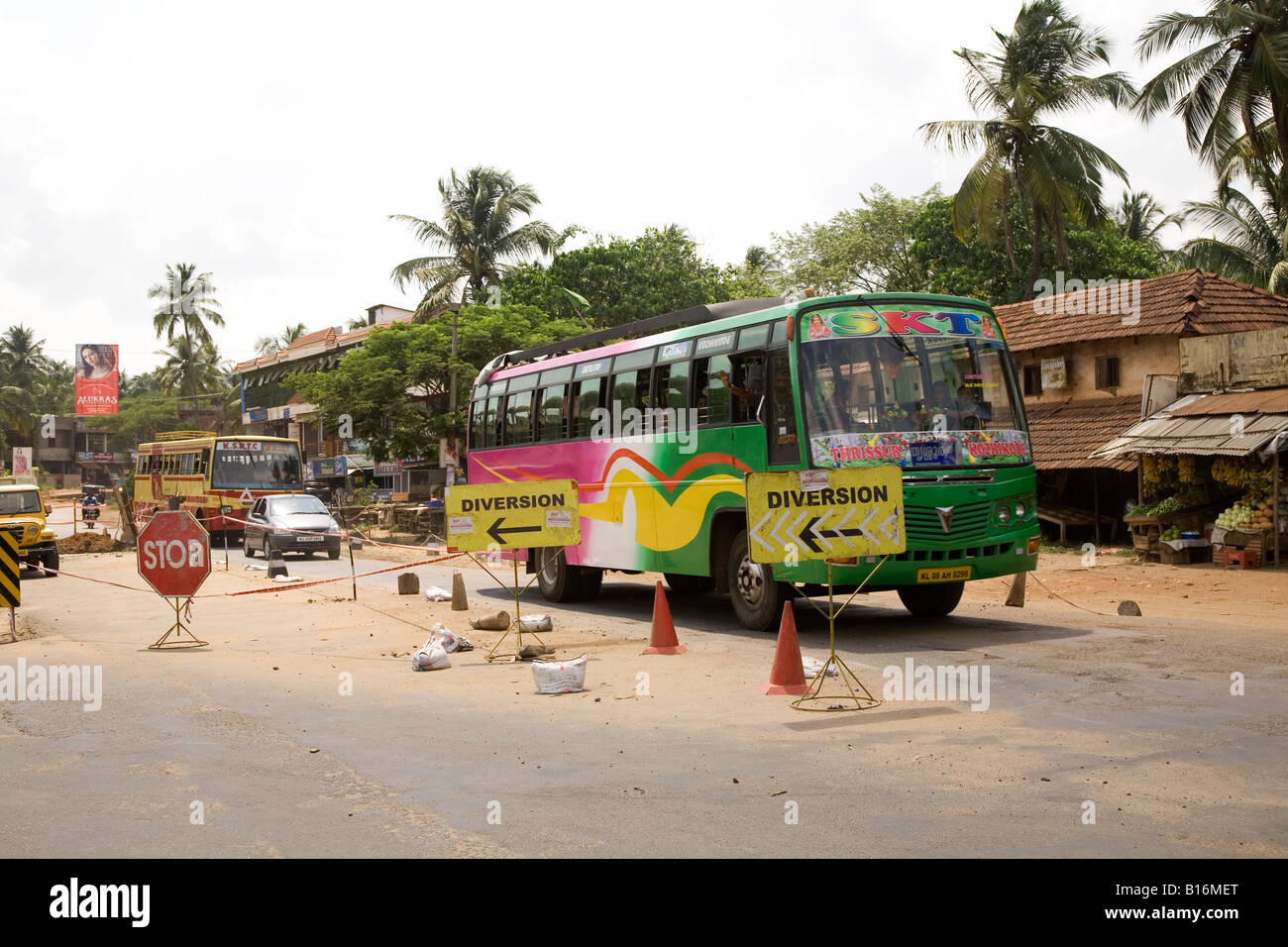 La signalisation routière au Kerala, en Inde. Dispositions relatives' 'annoncer les signes et les véhicules circulent dans le sens opposé. Banque D'Images