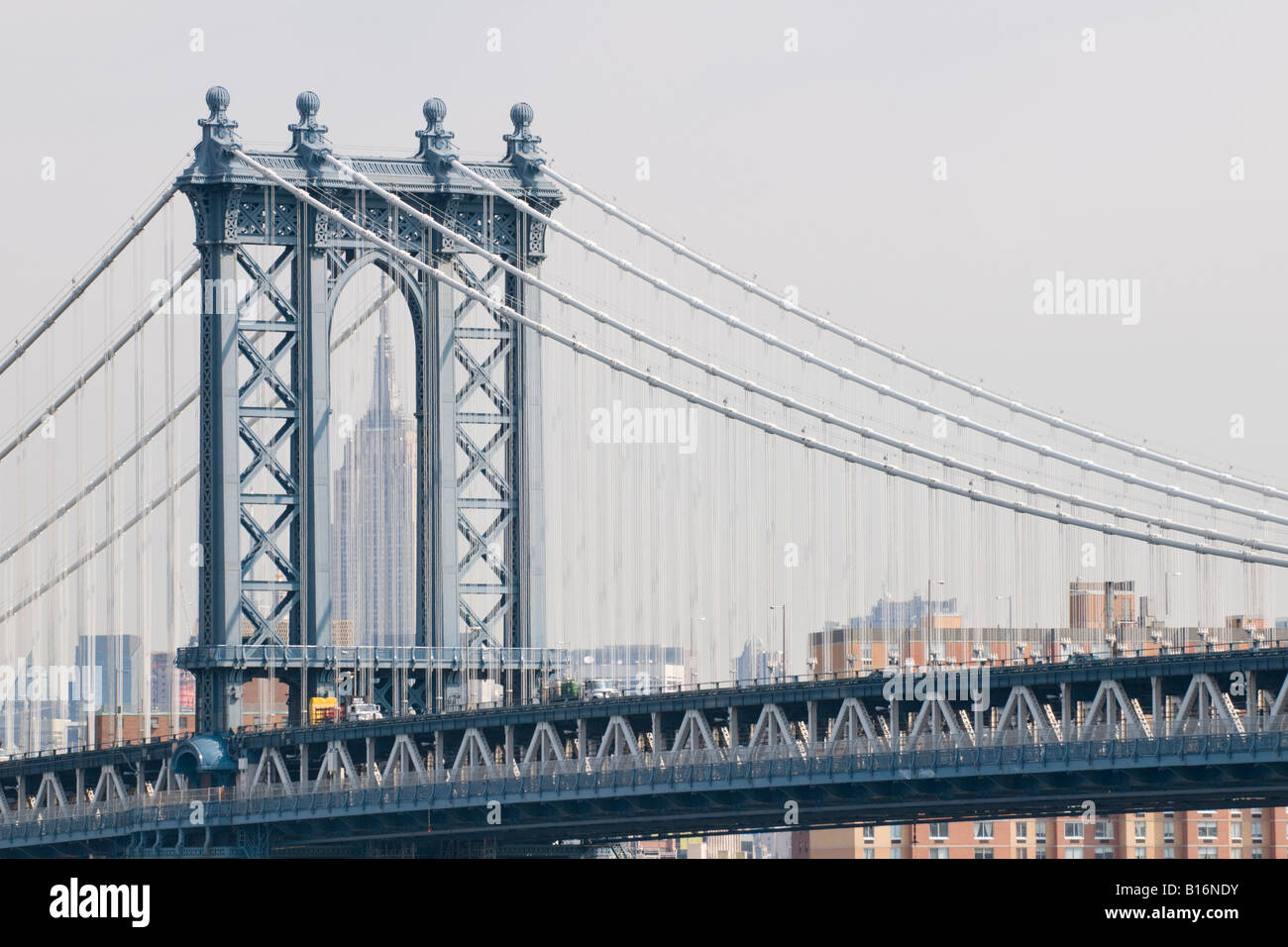 L'Empire State Building vu à travers l'arche d'acier du pont de Manhattan, New York City Banque D'Images