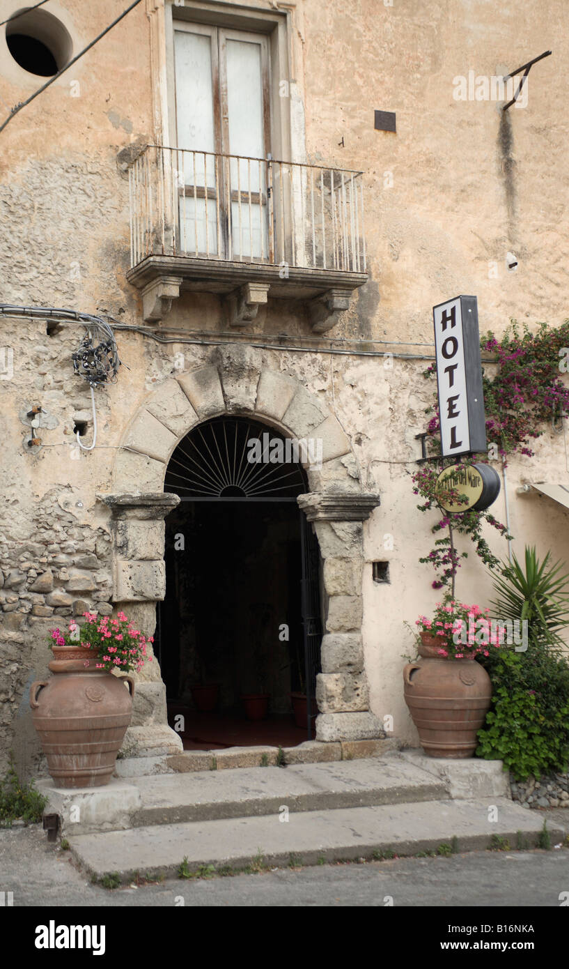 Une porte traditionnelle d'un hôtel à tropea italie Banque D'Images