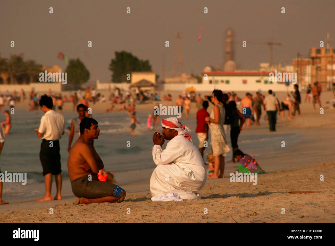 Les habitants de parler au Club de la plage de Jumeirah à Dubaï Émirats Arabes Unis ÉMIRATS ARABES UNIS Banque D'Images