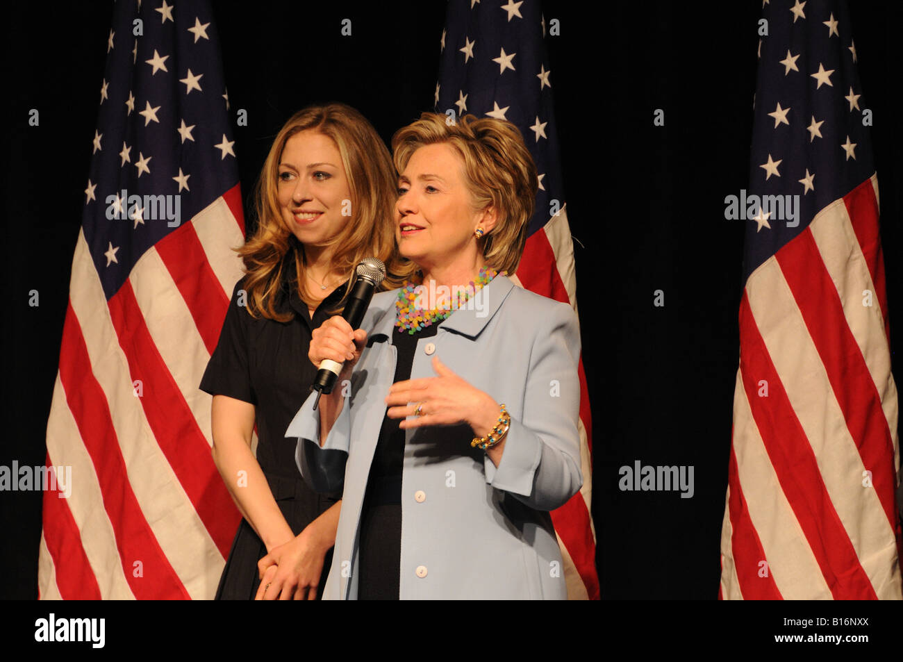 Chelsea et Hillary Clinton lors d'un rassemblement électoral à Manhattan. Banque D'Images