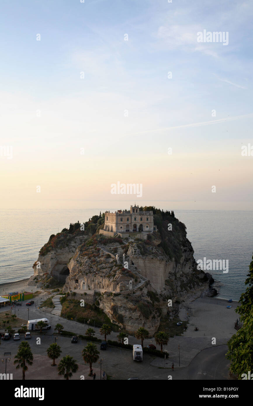 La santa maria dell j'solla de la côte de tropea au crépuscule Banque D'Images