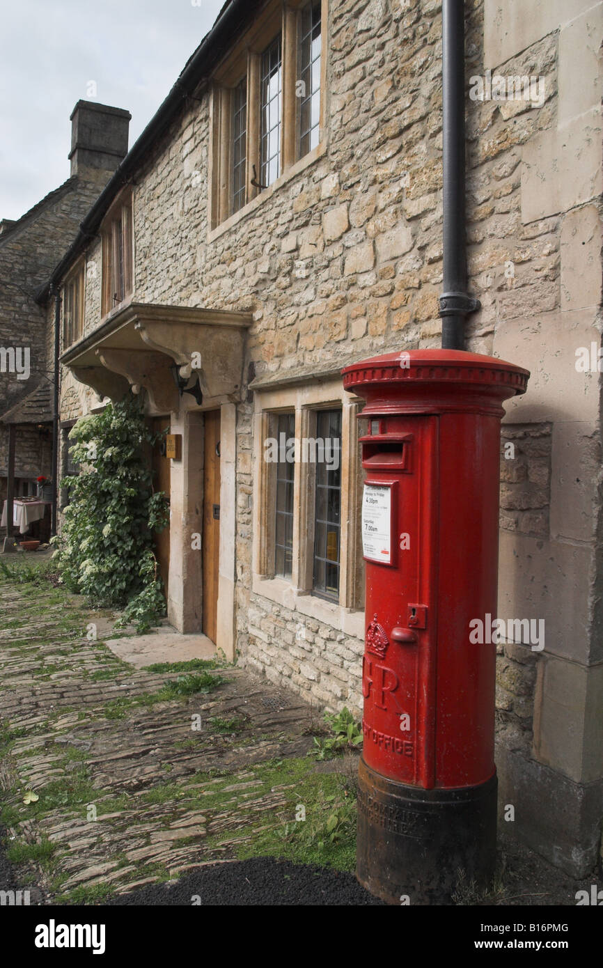Boîte postale rouge à Castle Combe, les Cotswolds, Wiltshire, Angleterre, Royaume-Uni Banque D'Images