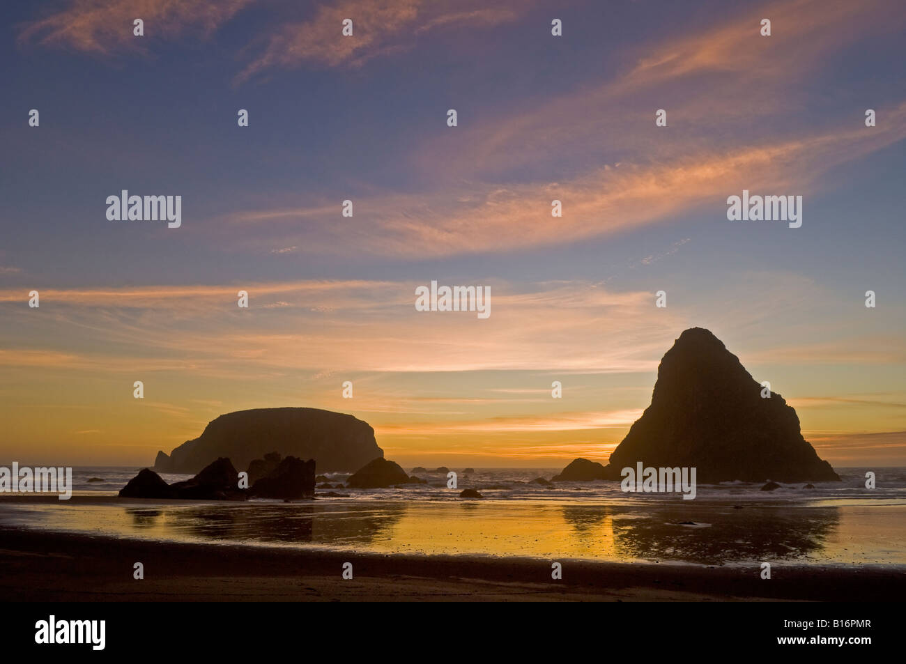 Les piles de la mer et le coucher du soleil à Whaleshead Beach Samuel H Boardman corridor panoramique de l'état de la côte sud de l'Oregon Banque D'Images Les piles de la mer et le coucher du soleil à Whaleshead Beach Samuel H Boardman corridor panoramique de l'état de la côte sud de l'Oregon Banque D'Images