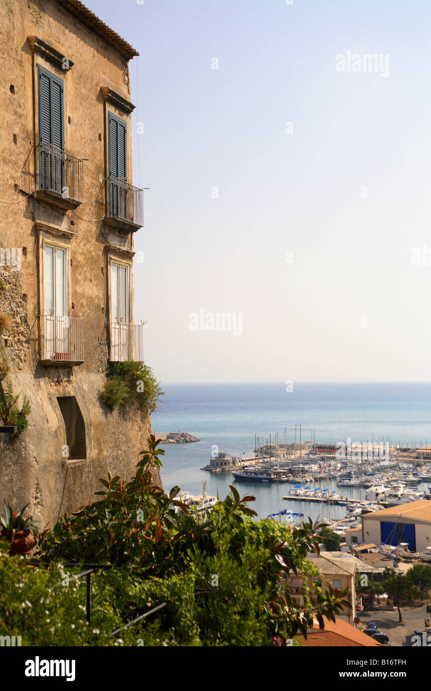 La vieille ville de Tropea avec la marina dans la distance,ensoleillé avec ciel bleu Banque D'Images