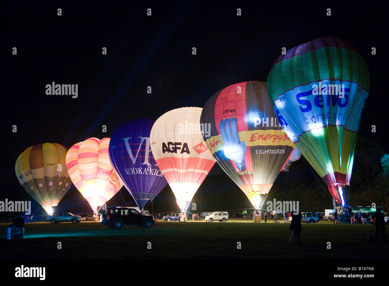 Festival de montgolfières de nuit éclairage brûler Banque D'Images