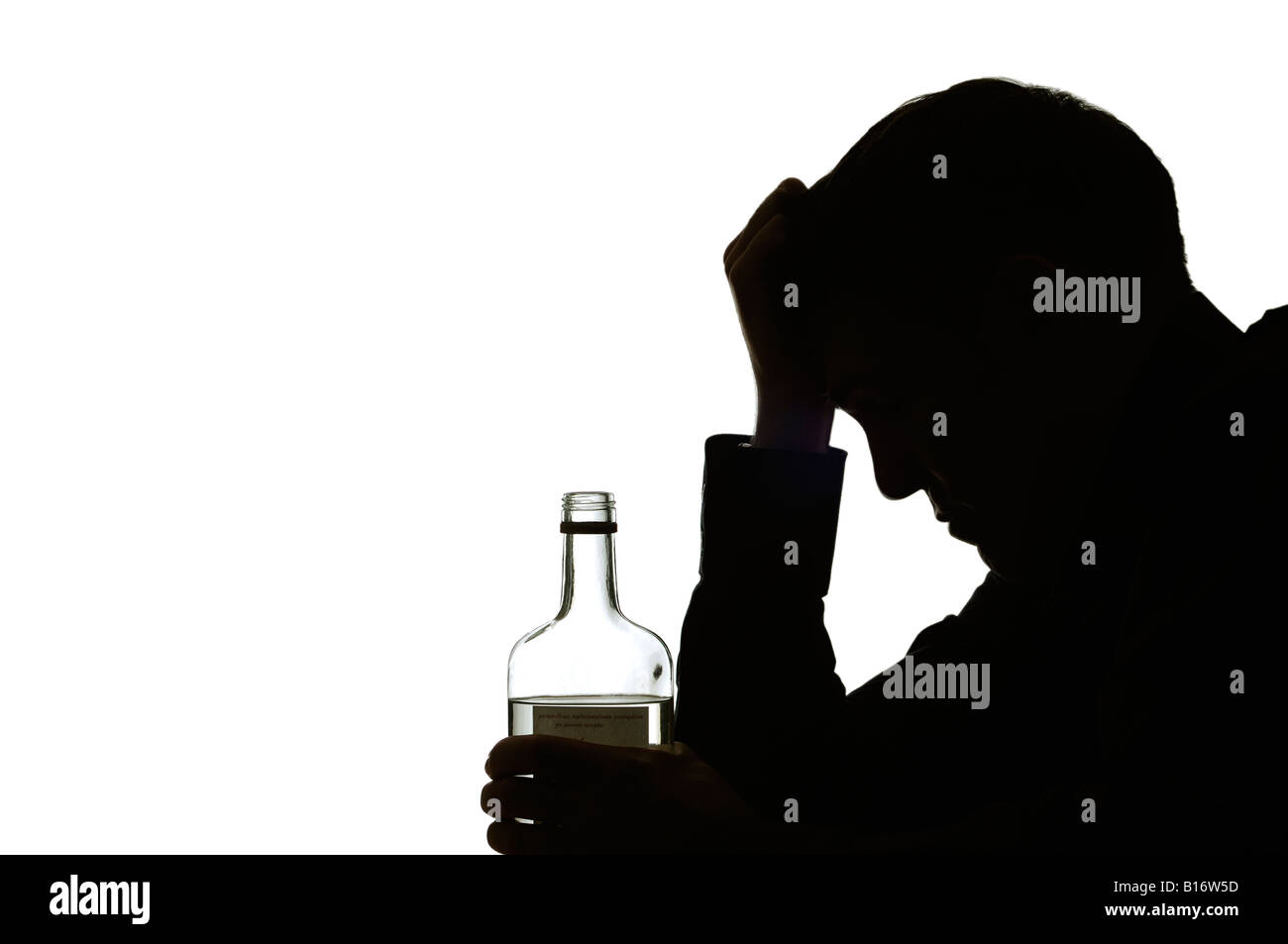 Silhouette d'un homme déprimé de boire sur un fond blanc. Banque D'Images
