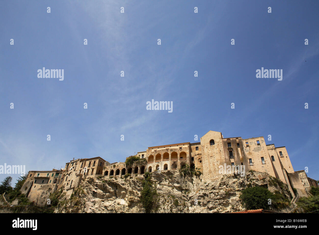 Les vieux bâtiments perchés sur la falaise à Tropea Italie Banque D'Images