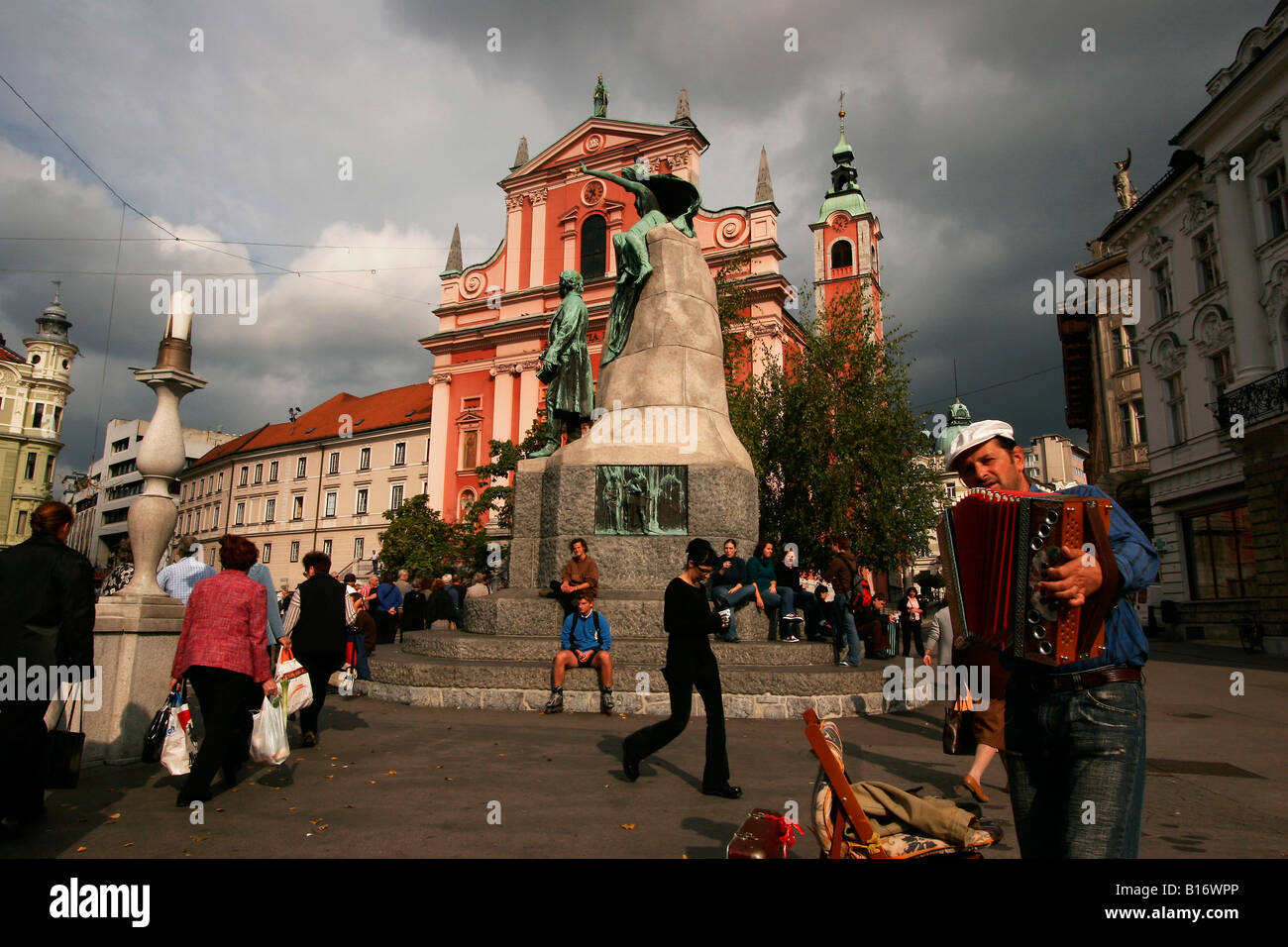 Musicien de rue avec accordeon sur Preseren Square à Ljubljana Slovénie Banque D'Images