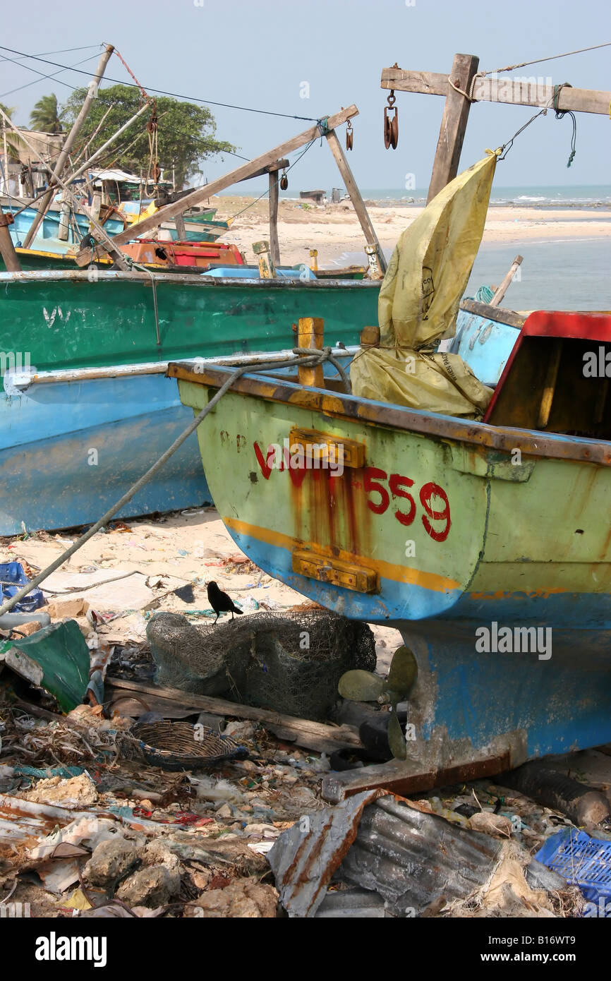 Balayé bateaux à terre et détruit par le tsunami de 2004 sur la péninsule de Jaffna, au Sri Lanka. Banque D'Images