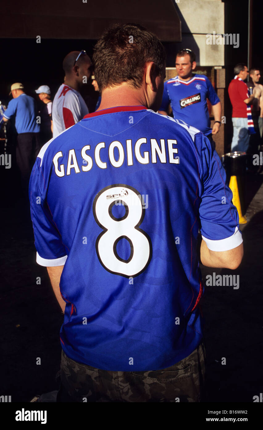 Un ventilateur avec Rangers Gascoigne imprimé sur son Replica Maillot Banque D'Images