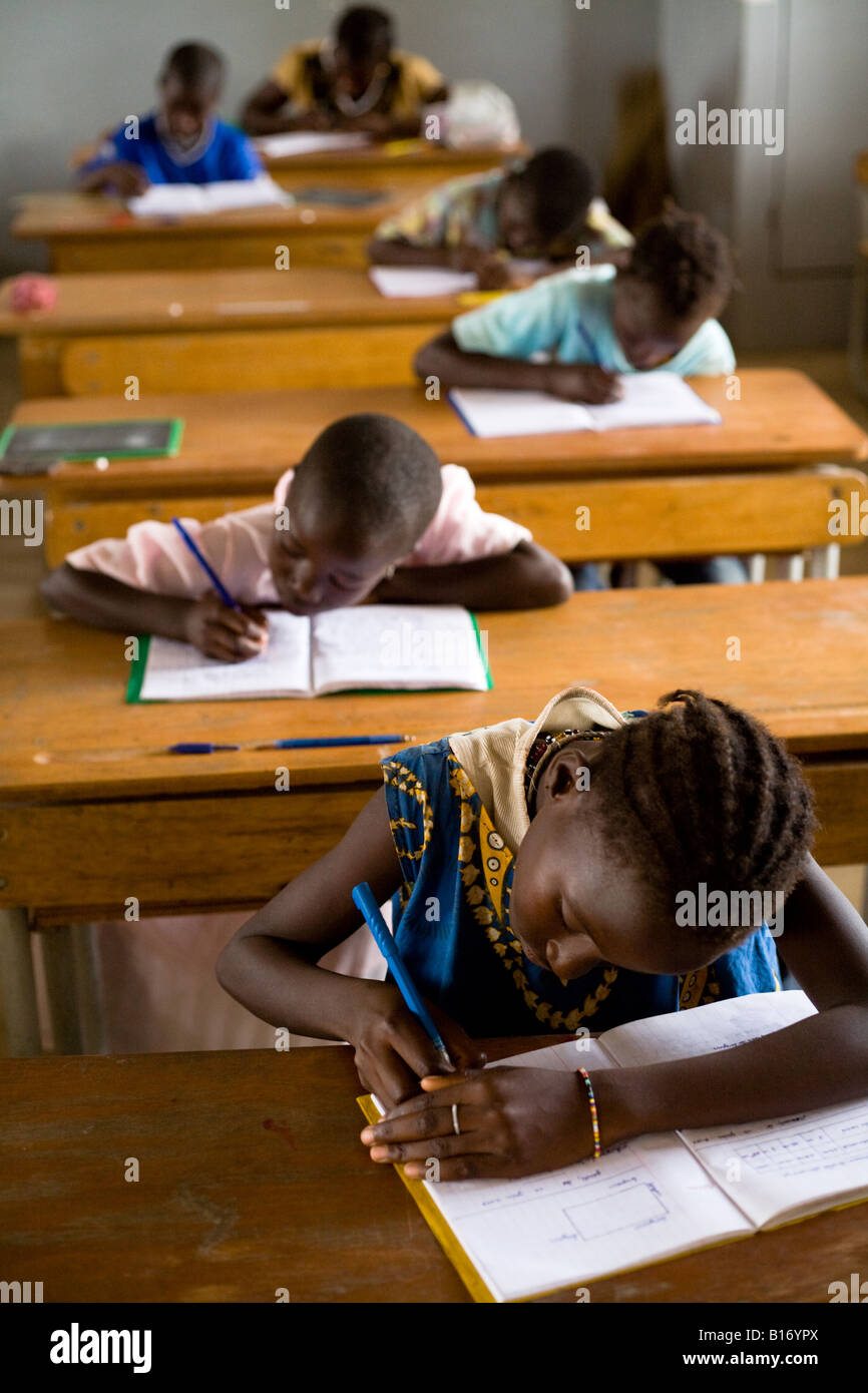 Enfants d'écrire les examens en classe Banque D'Images