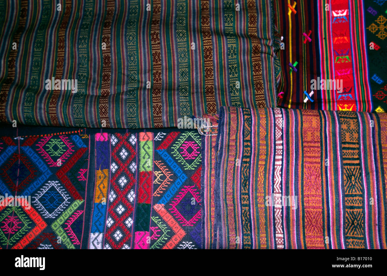 Bhoutan main Zungney village artisanat textile tissé en atelier Banque D'Images