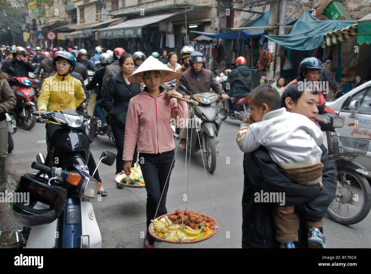Vendeur de rue rue bondée Vietnam Hanoi Old Quarter Banque D'Images