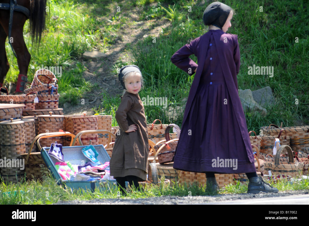 Jeune dame Amish paniers vente le long de routes de campagne. Holmes Comté (Ohio) Banque D'Images