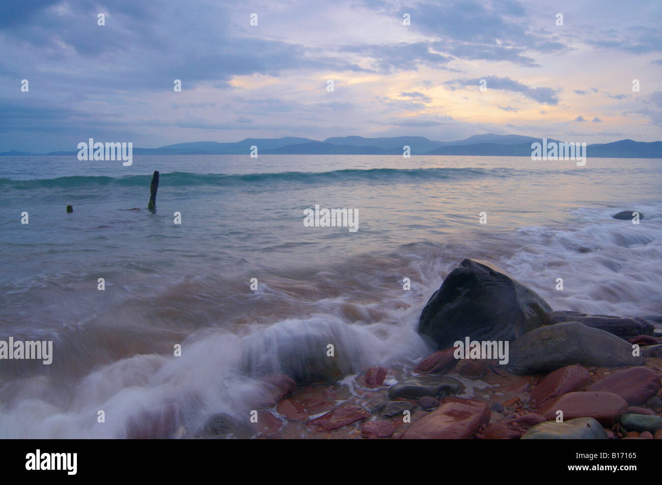 Premier plan sur les vagues rochers baignés de lumière du soir en Co.Kerry, Irlande Banque D'Images