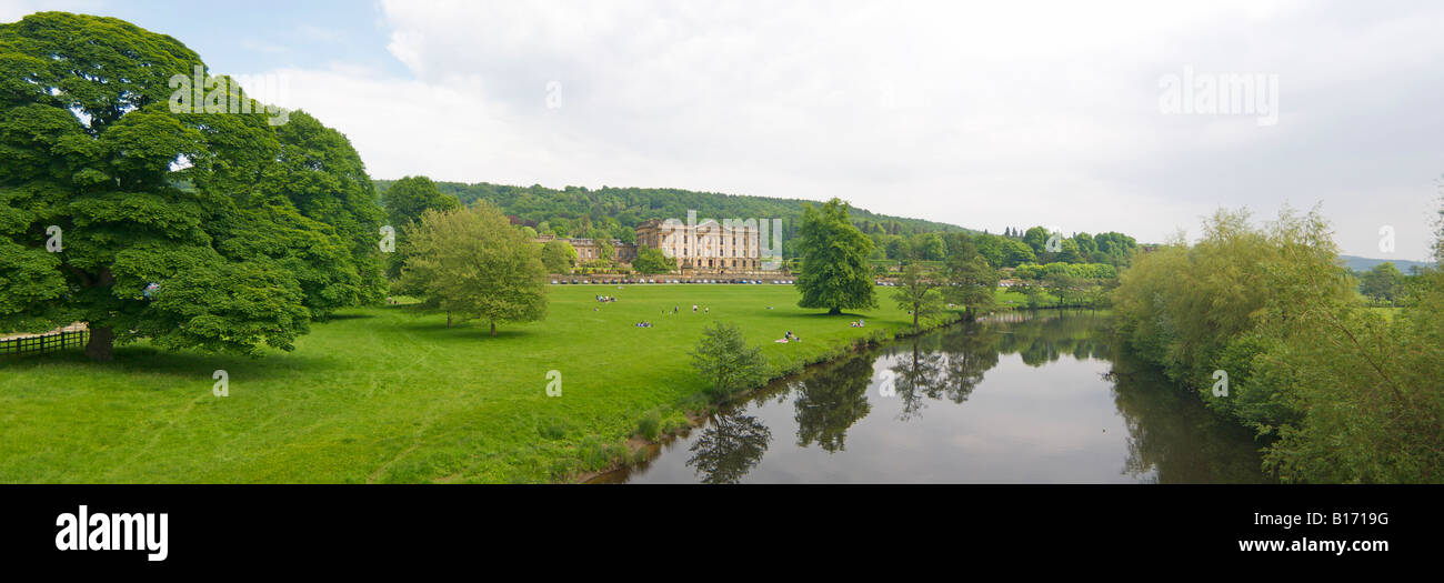 La Section de la rivière Derwent, à l'avant de Chatsworth House, Derbyshire, Angleterre Banque D'Images