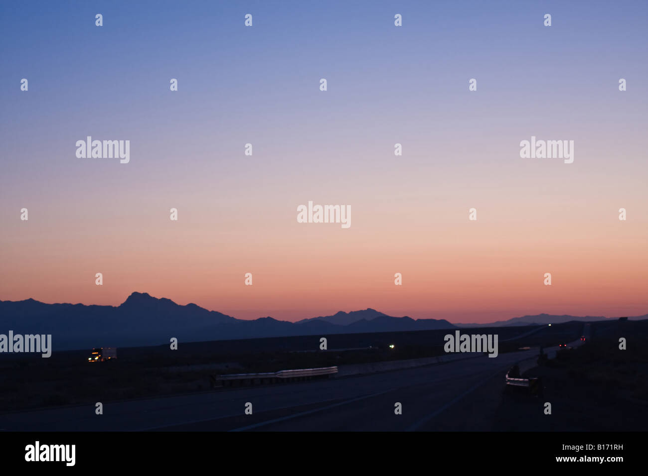 Lever du soleil sur les montagnes vierges de Nevada vu depuis l'Interstate 15 Banque D'Images