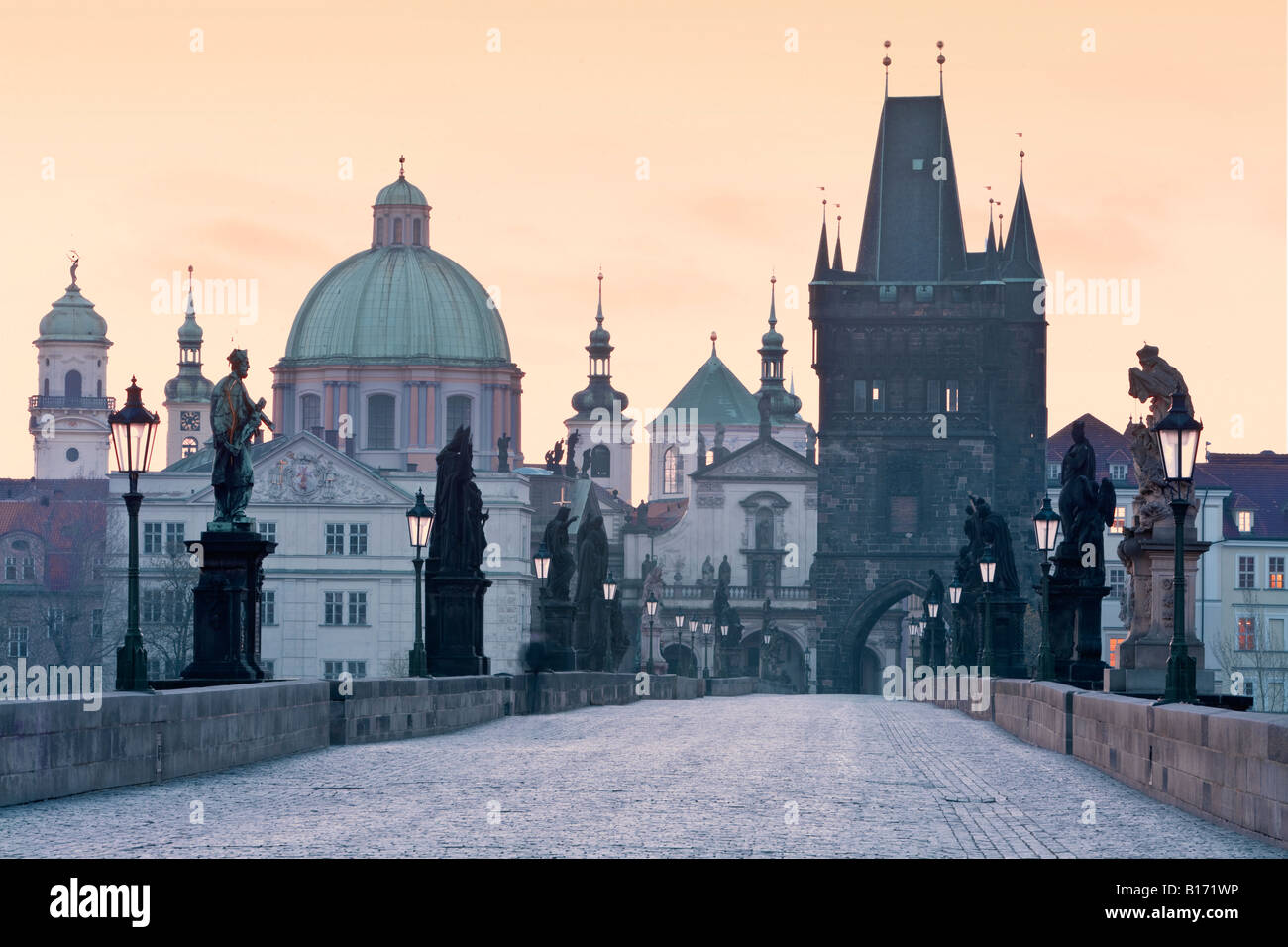 République Tchèque Prague PONT CHARLES À l'aube les clochers DE LA VIEILLE VILLE Banque D'Images