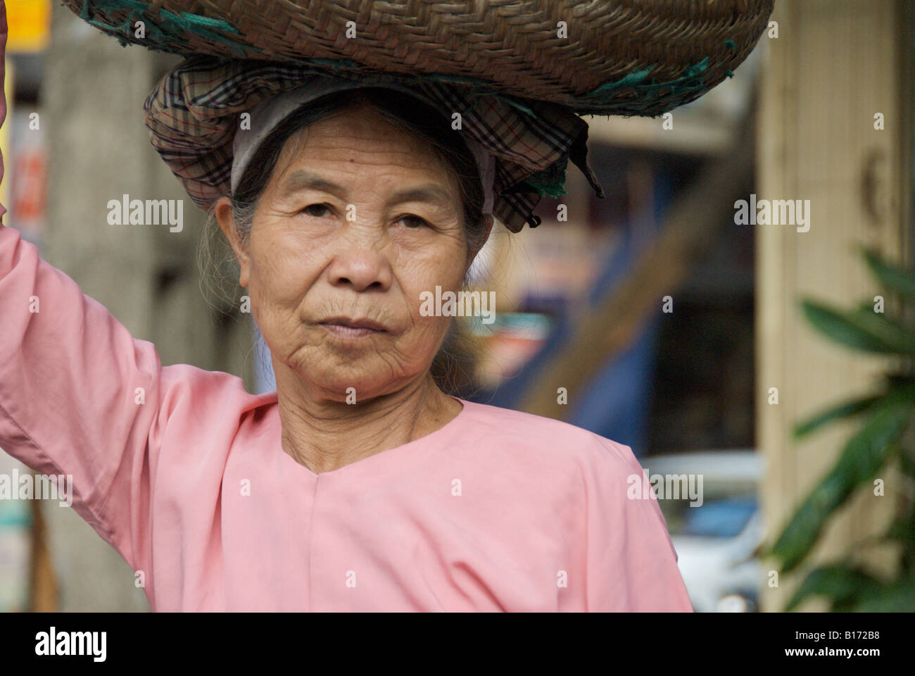 Portrait femme avec panier sur la tête Hanoi Vietnam Banque D'Images