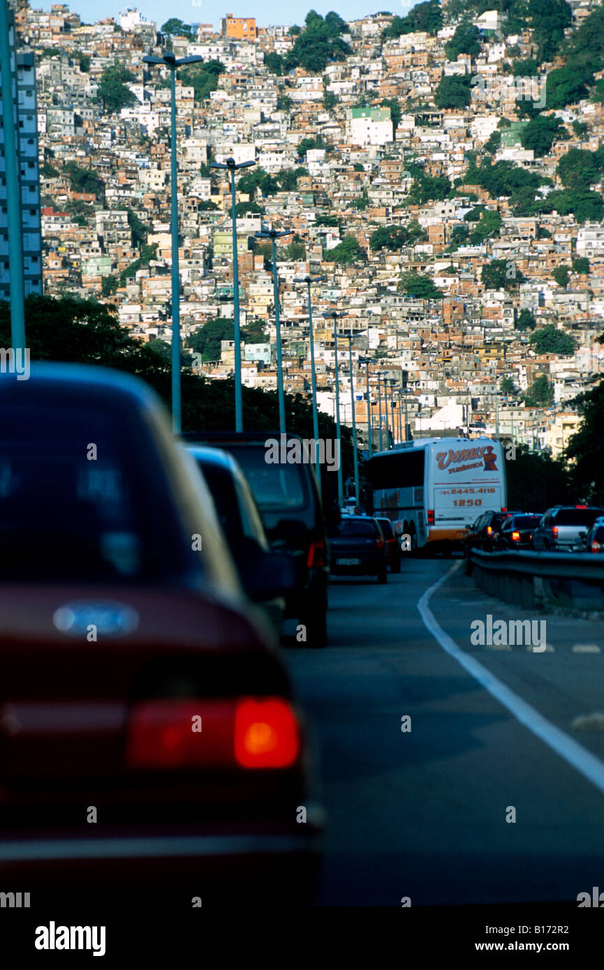 Embouteillage et sur l'arrière-plan la favela de Rocinha Rio de Janeiro Brésil 26 11 03 Banque D'Images