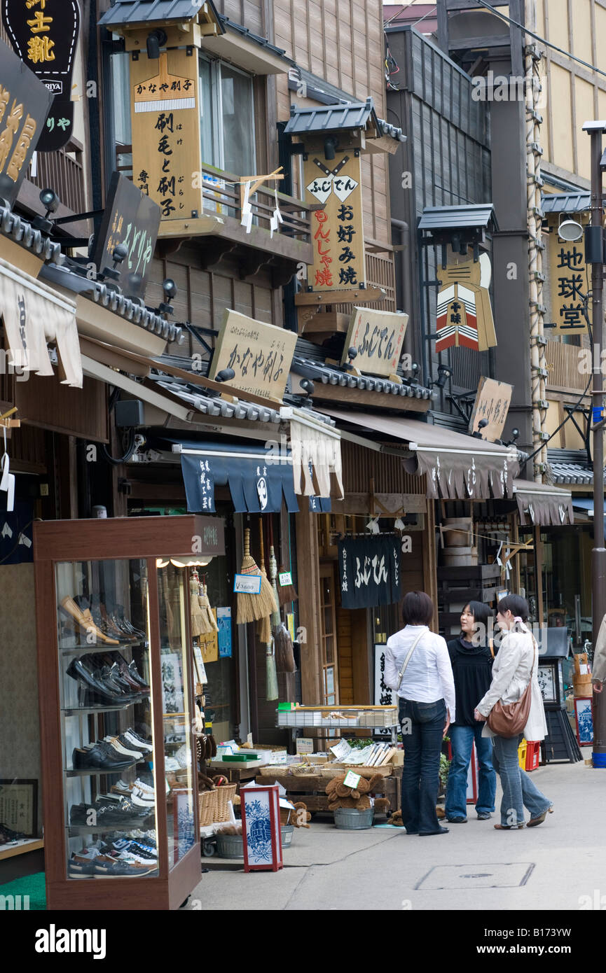 Les petites boutiques de style traditionnel dans le quartier historique d'Asakusa Tokyo Japon Banque D'Images