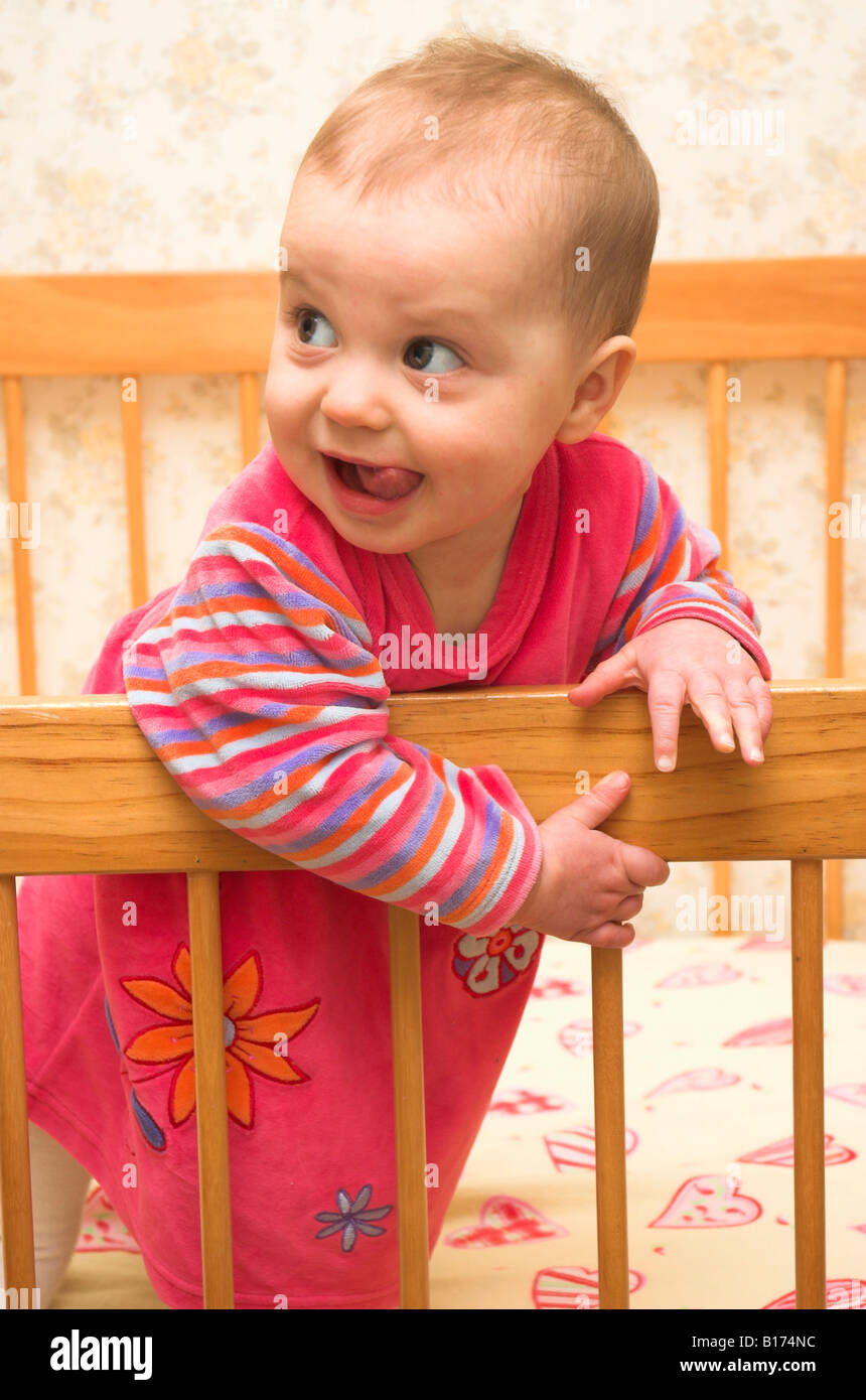 Un Mignon Un Bebe De 9 Mois Debout Dans Son Lit Photo Stock Alamy