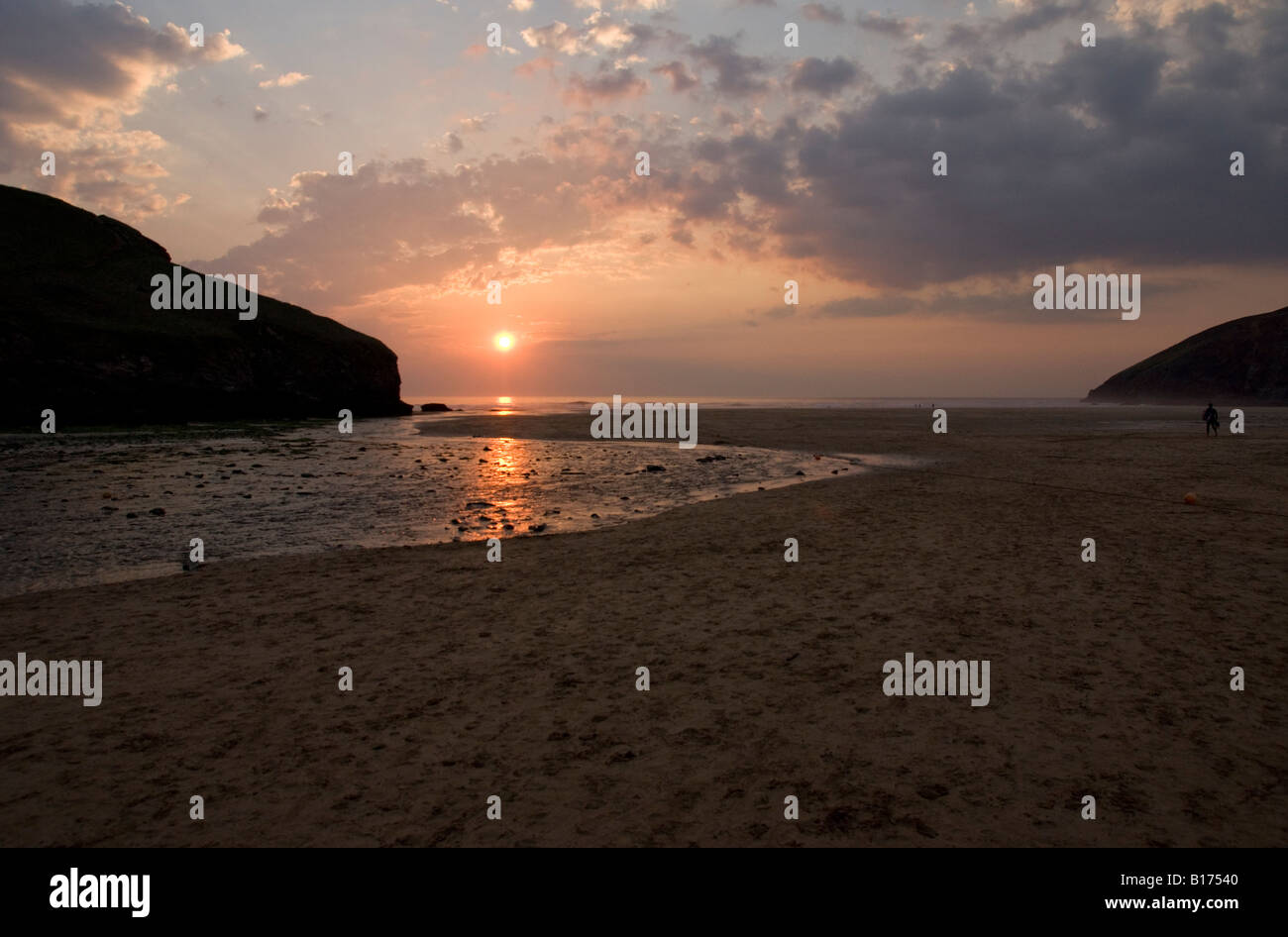 Coucher du soleil à Mawgan Porth, Cornwall Banque D'Images