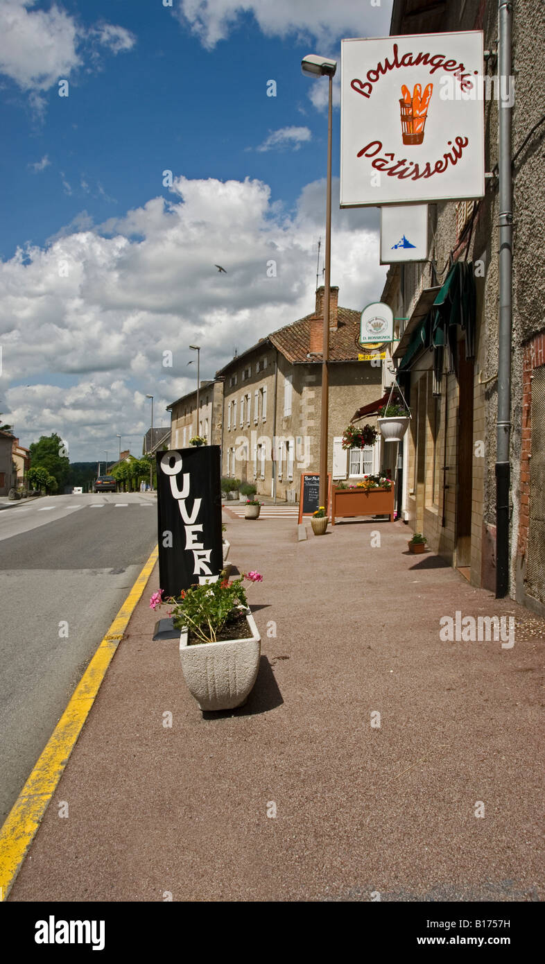 Stock photo d'une boulangerie française signe sur la route principale de Mézières sur Issoire dans la région de France Banque D'Images