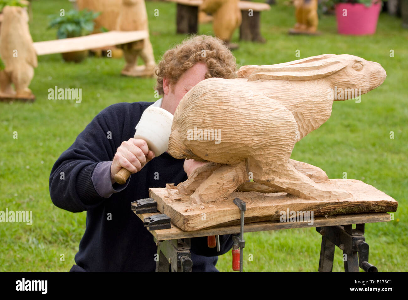 Sculpture sur bois lièvre travailleur Banque D'Images