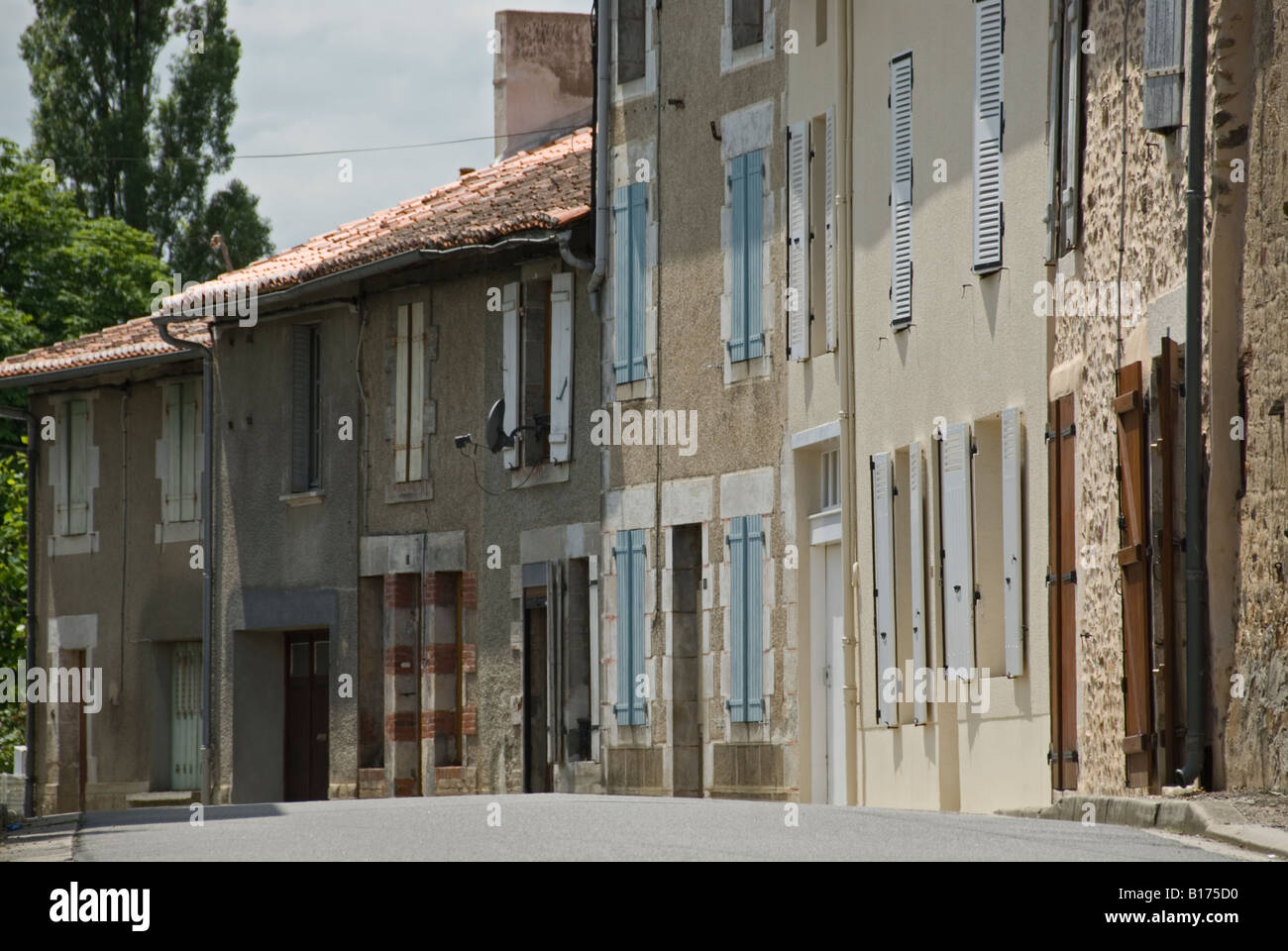 Stock photo d'un village typiquement français, scène de rue Banque D'Images