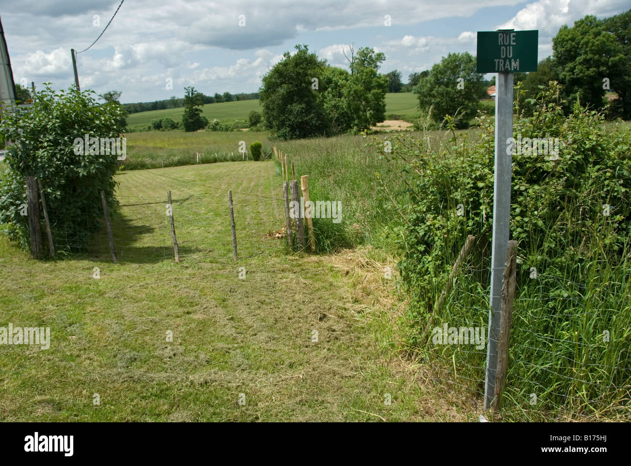 Stock photo d'un drôle de panneau routier français pour la route de la campagne ouverte donnant sur les tramways Banque D'Images