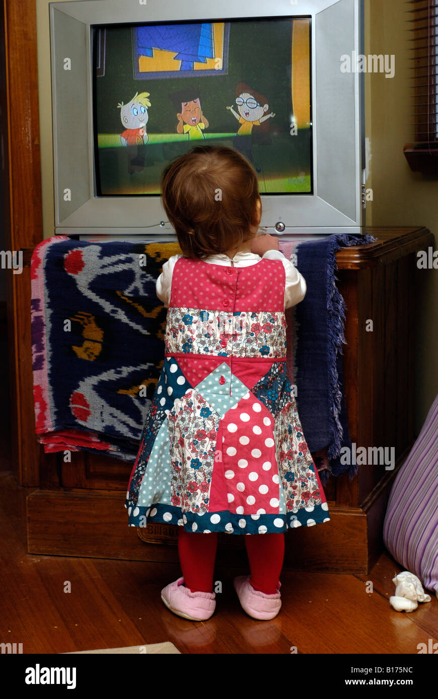 Une Fillette De 18 Mois Debout Devant La Television A Regarder Des Dessins Animes Pour Enfants Photo Stock Alamy Une Fillette De 18 Mois Debout Devant La Television A Regarder Des Dessins Animes Pour Enfants Photo Stock Alamy