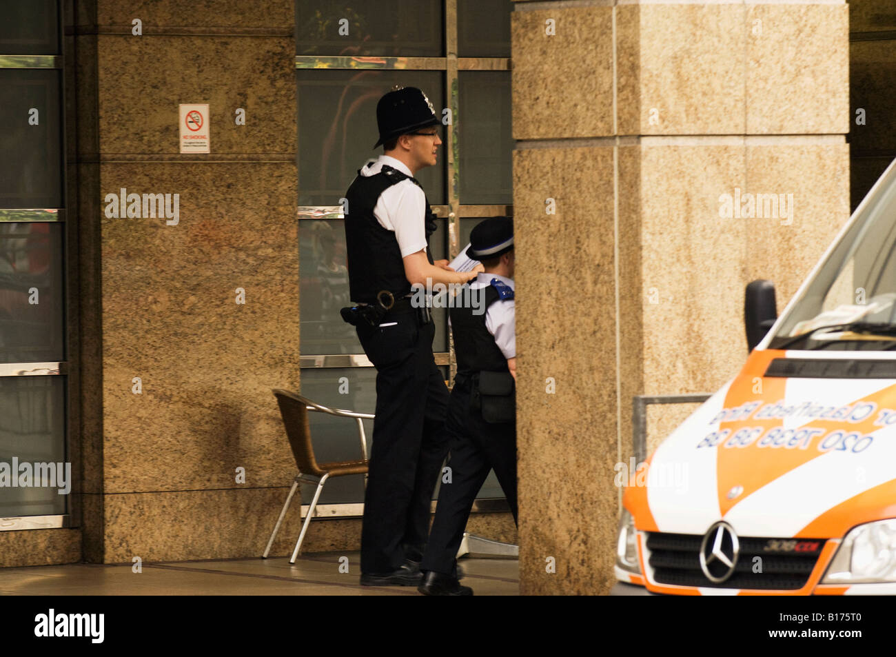 L'Angleterre, Londres, Hammersmith, à quelques agents de police Banque D'Images