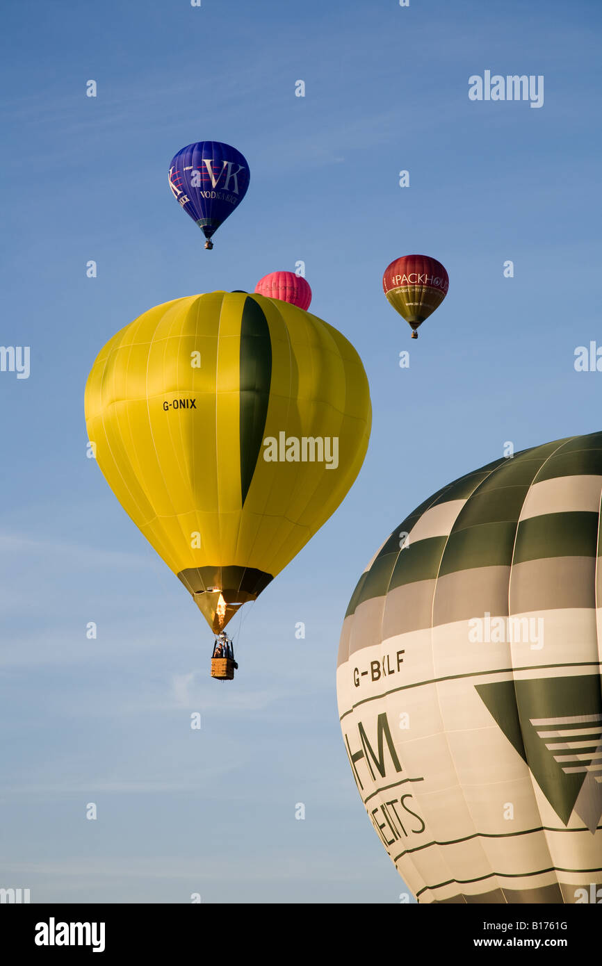 Soulever la masse au festival de montgolfières Banque D'Images