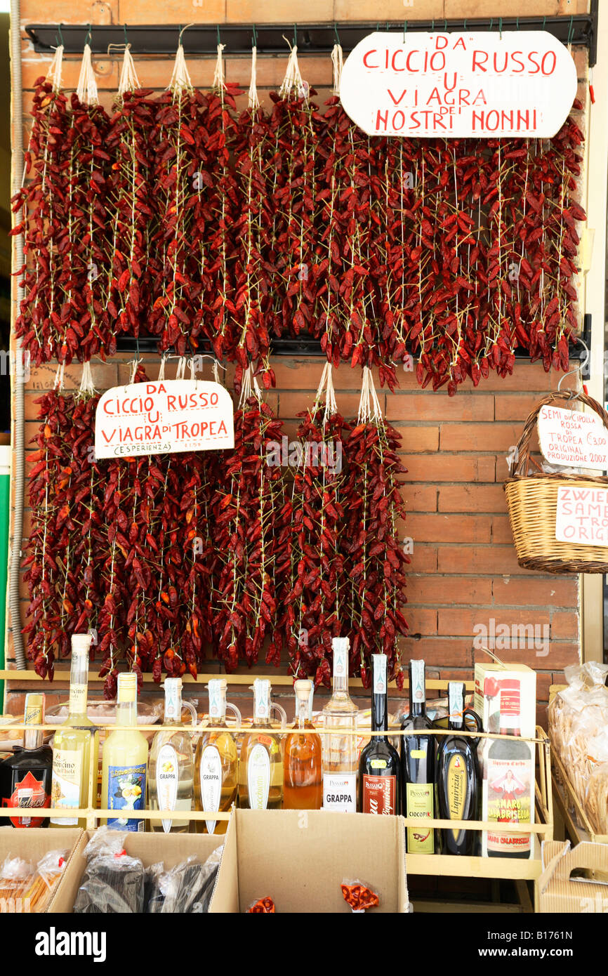 Des piments et autres produits locaux affichée dans un magasin à Tropea Italie. Banque D'Images