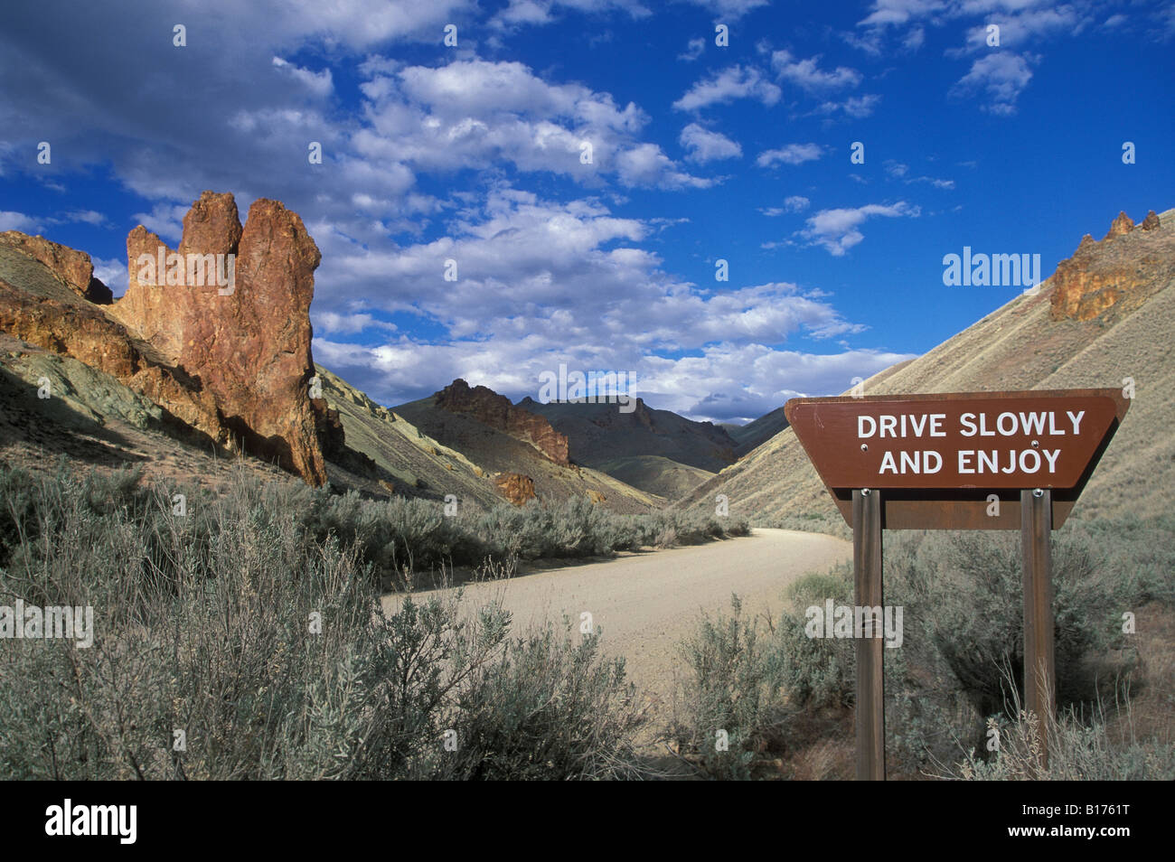 Conduire lentement et profiter de signer sur chemin de terre dans le sud-est de l'Oregon Leslie Gulch Banque D'Images
