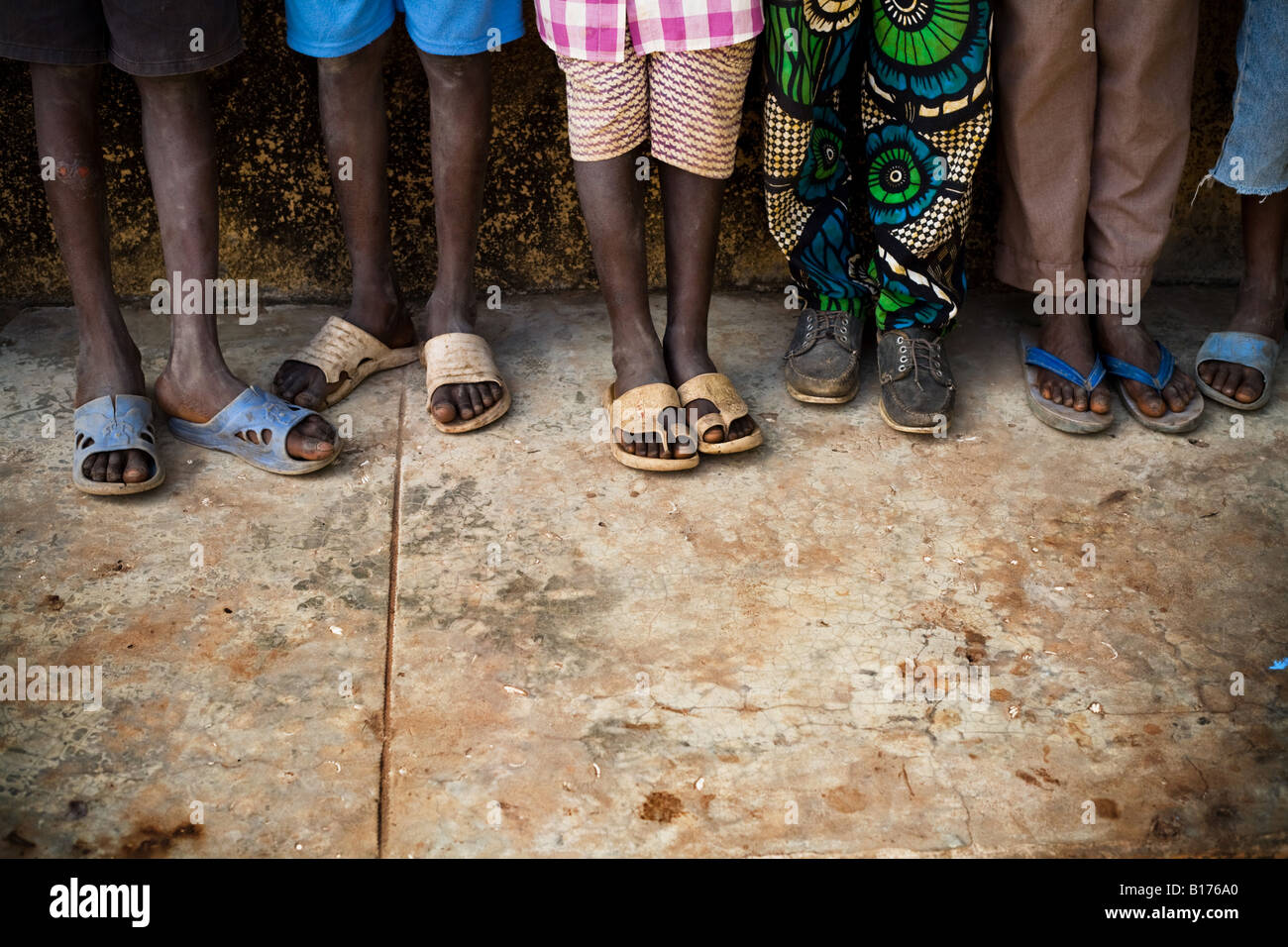Les enfants attendent en ligne pour recevoir de wormer pilules au Nyassia école primaire dans le village de Nyassia Sénégal Banque D'Images