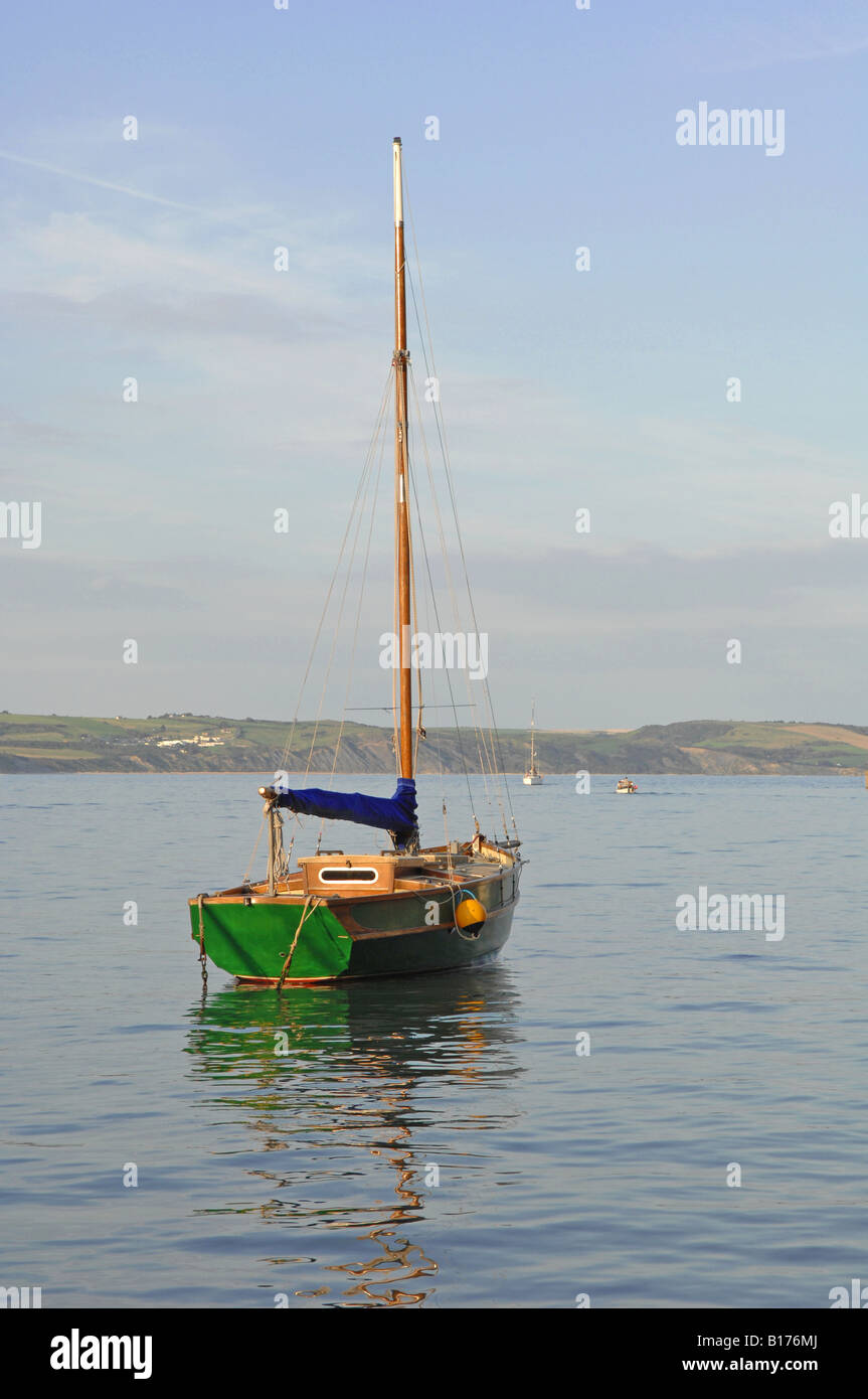 Bateau amarré à l'entrée du port de Weymouth, dans le Dorset Banque D'Images