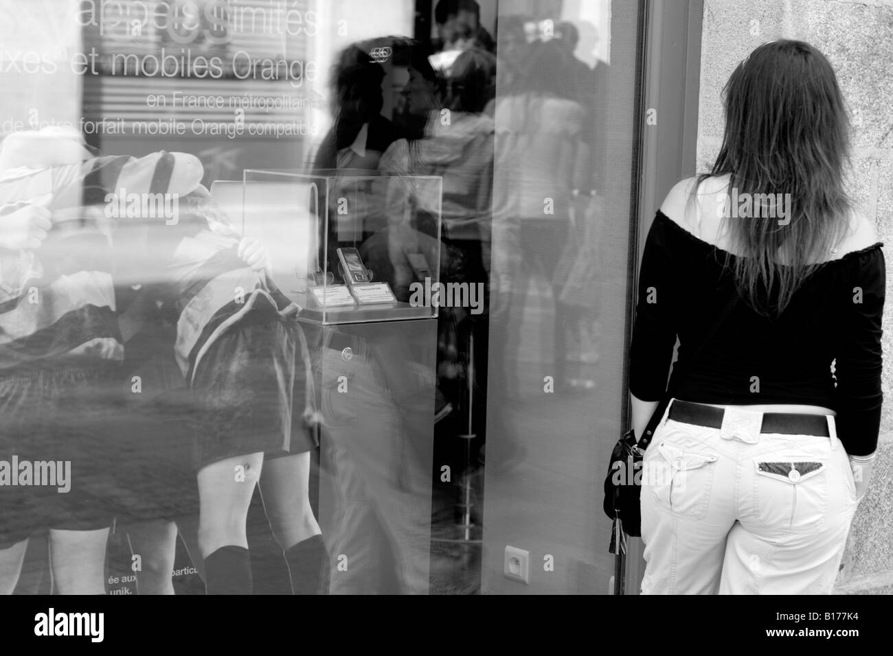 Jeune femme admirant life size photo de joueurs de rugby de vitrine mobile français Banque D'Images