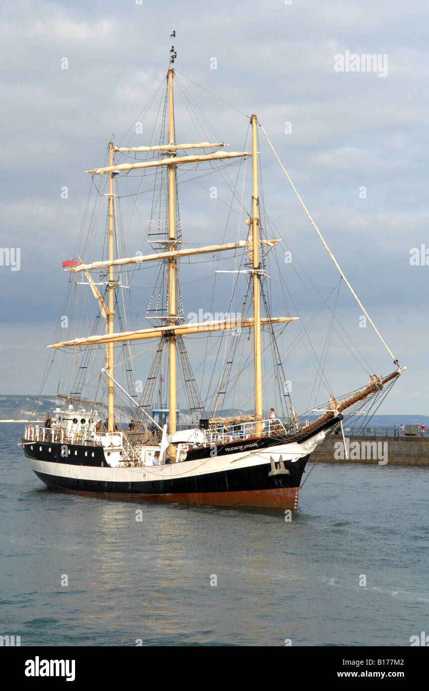 Le Pelican of London' 'Tall Ship navigue dans le port de Weymouth Banque D'Images