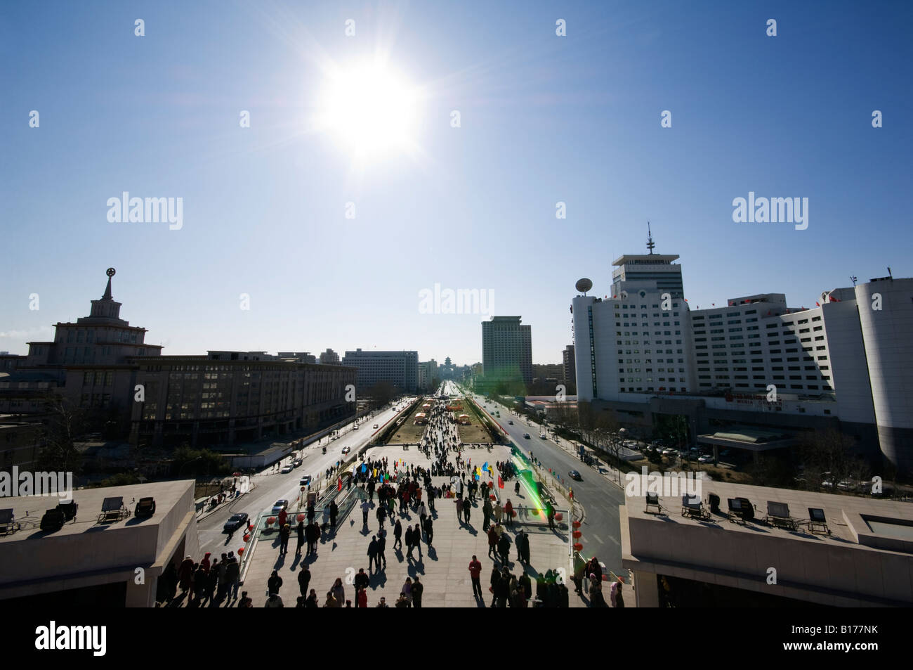 En regardant vers la gare ouest de Beijing Chine Monument du millénaire Banque D'Images