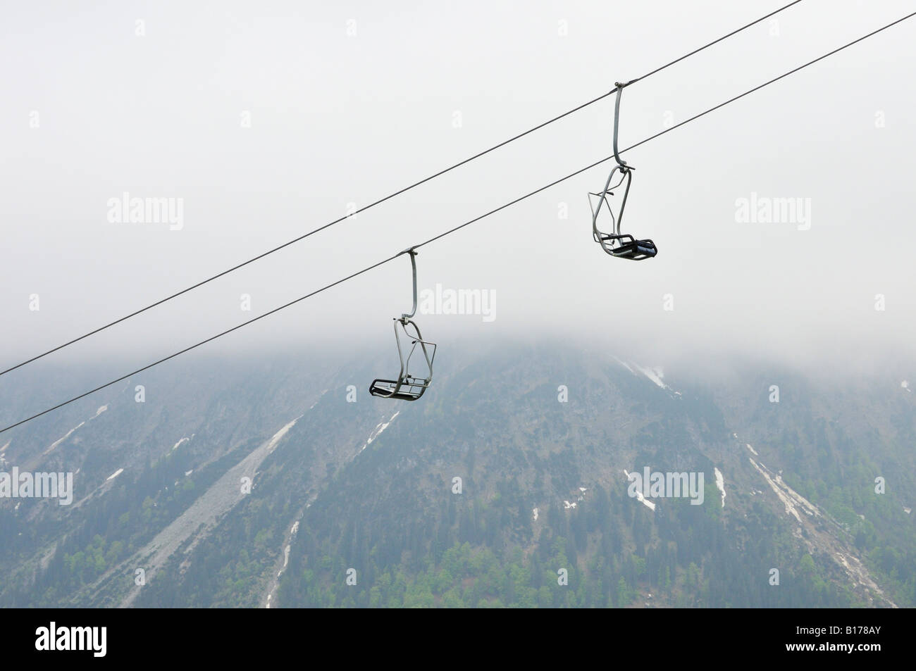 Soulever la chaise vide en face de montagnes brumeuses, Kleinwalsertal, l'Autriche, Europe Banque D'Images