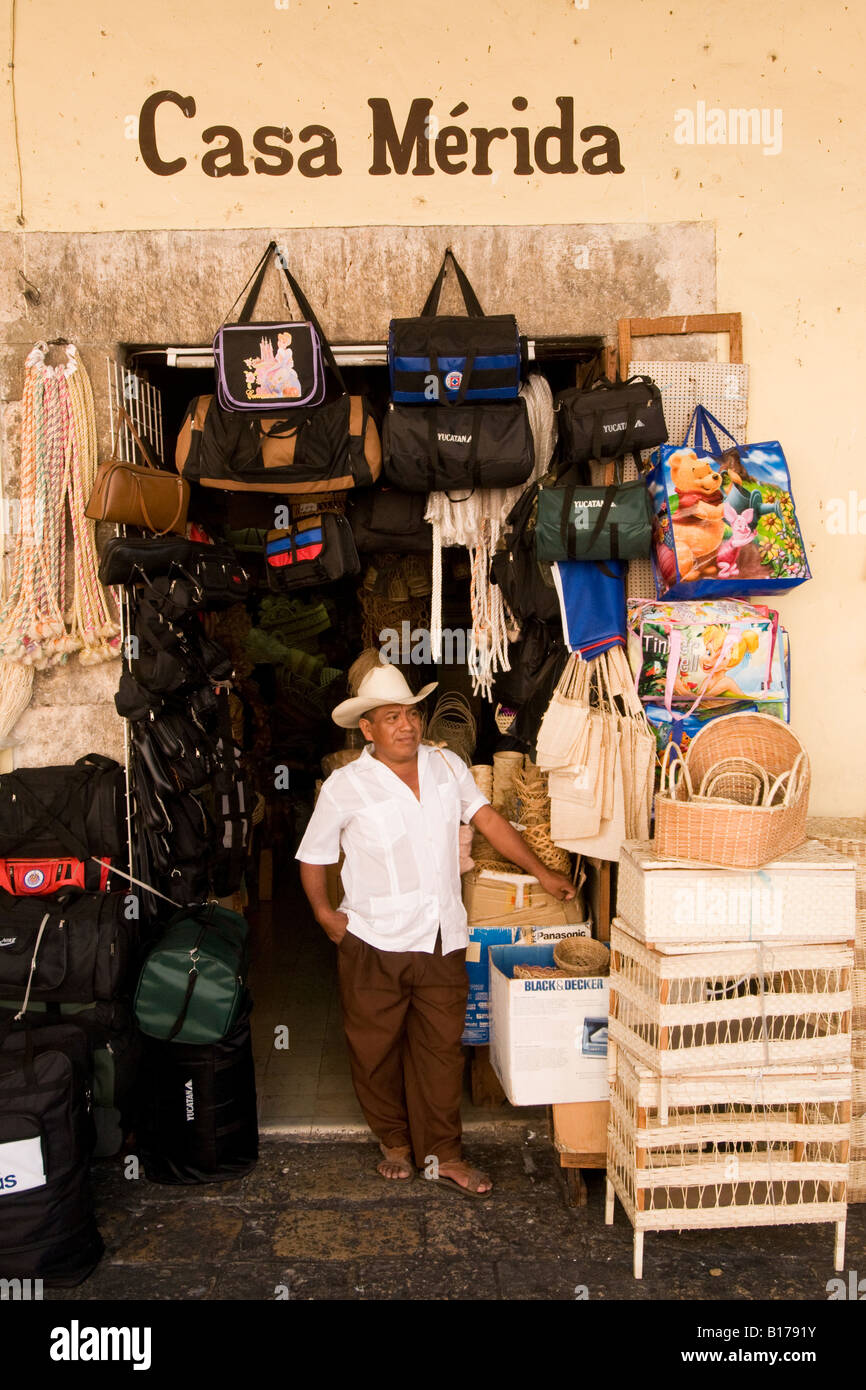 Boutiques dans une arcade à Mérida capitale de l'état du Yucatan au Mexique la première ville espagnole construite dans cette partie du Mexique Banque D'Images