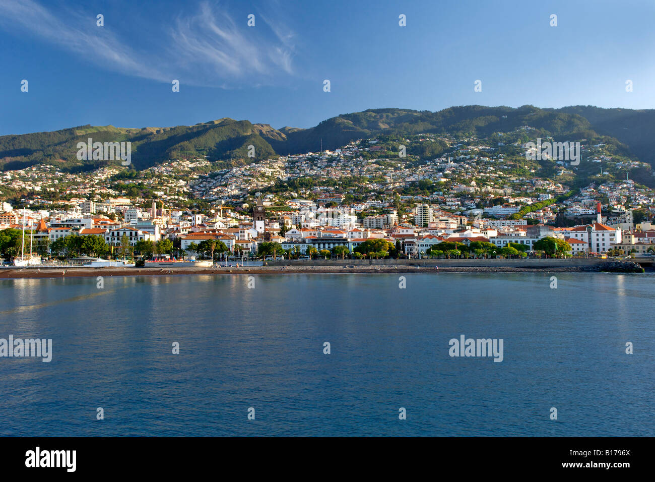 Vue de la ville de Funchal et l'Atlantique Portugais île de Madère. Banque D'Images