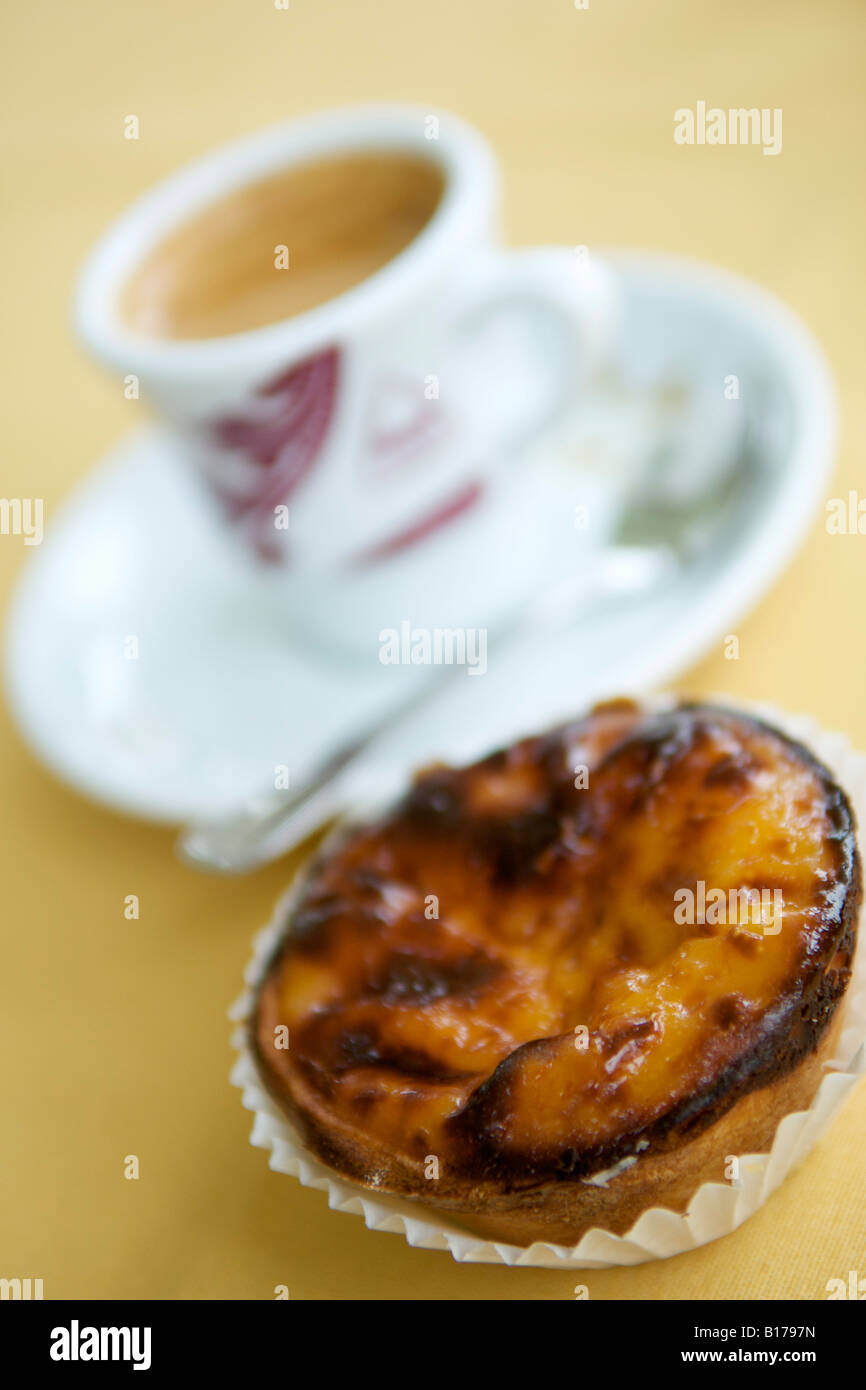 Tasse d'espresso et un Pasteis de nata pâte dans un café portugais. Banque D'Images