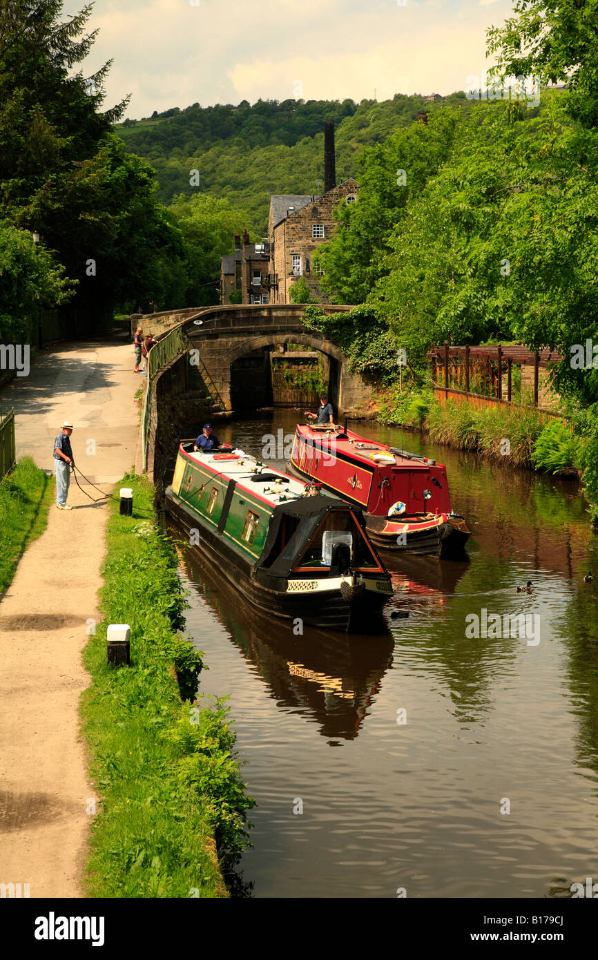 Des bateaux sur le canal de Rochdale Canal, Hebden Bridge, West Yorkshire, Angleterre, Royaume-Uni. Banque D'Images Des bateaux sur le canal de Rochdale Canal, Hebden Bridge, West Yorkshire, Angleterre, Royaume-Uni. Banque D'Images