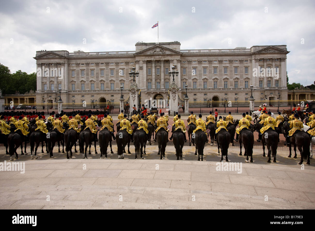 Rehersal pour la parade du drapeau à Londres. Une armée montée sous forme de bande en place devant le palais de Buckingham Banque D'Images