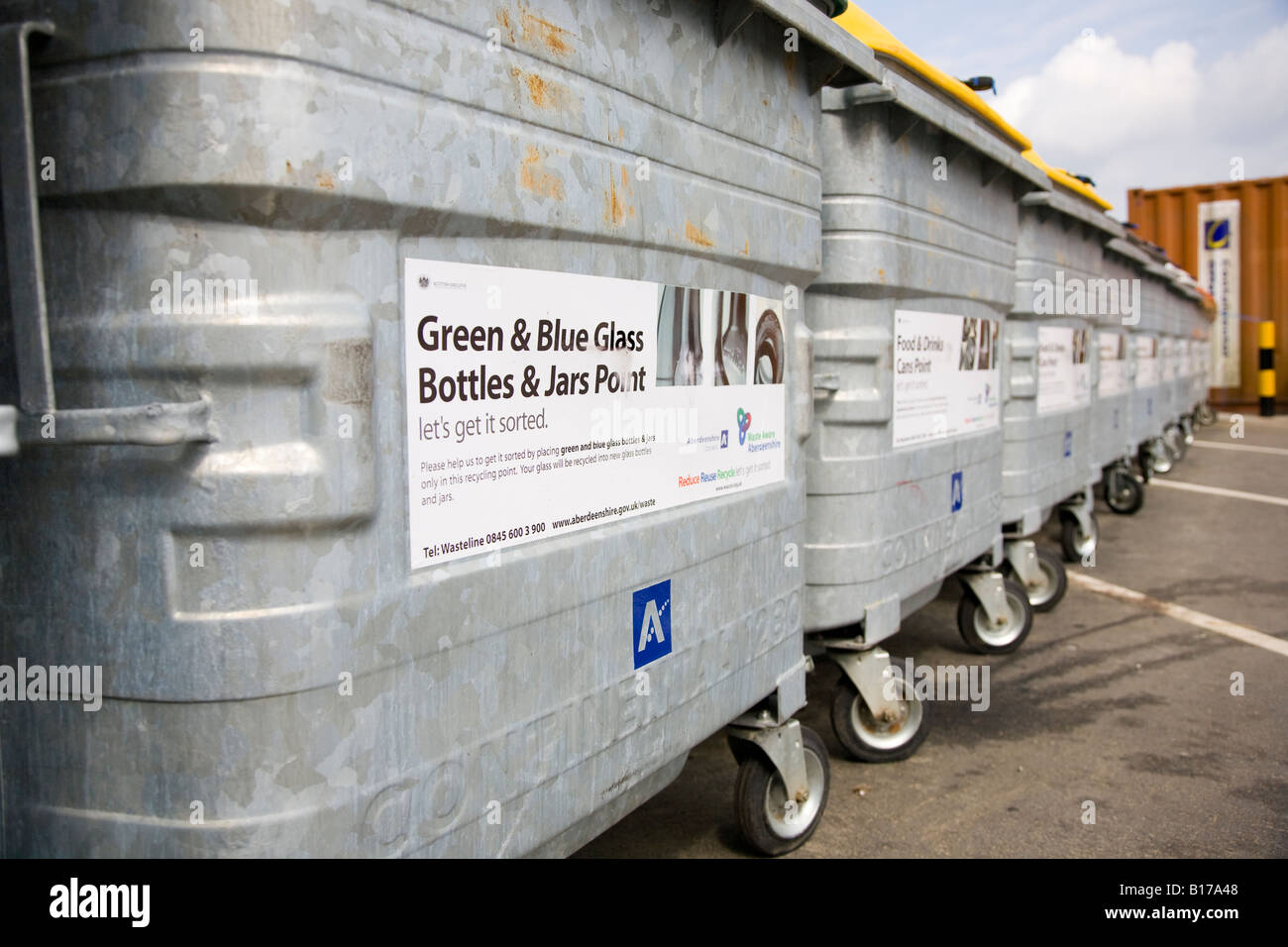 Bouteilles en verre vert et bleu et Jars point. « Let's get it tried » réduire la réutilisation recycler Aberdeenshire Council Recycling wheelie bin Royaume-Uni Banque D'Images